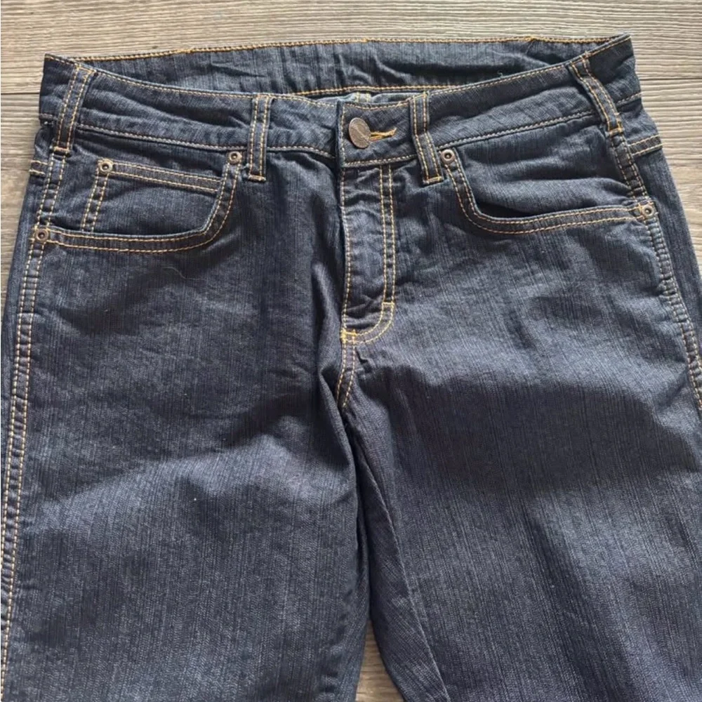 Wrangler Rockville Dark Indigo Jeans with Contrast Stitching - Picture 2 of 4